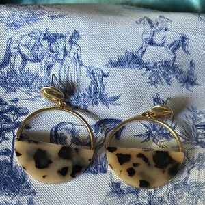 Elegant Gold and Tortoiseshell Earrings